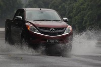 5 Mobil yang Tangguh Terabas Banjir 