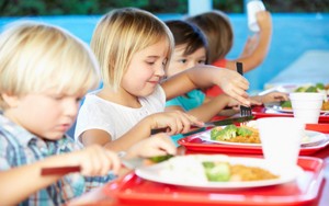 Anak yang Mengambil Makanan Sendiri Cenderung Tidak Makan Berlebihan