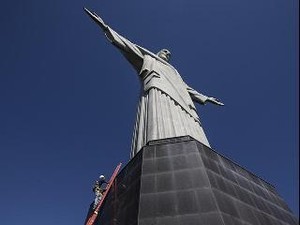 Duh! Patung Yesus Raksasa di Rio de Janeiro Disambar Petir