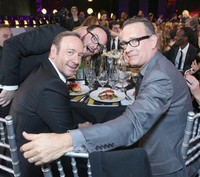 Di Santa Monica, California, duduk bersama Produser Dana Brunetti, aktor Kevin Spacey, dan Tom Hanks menyaksikan acara Critics Choice Movie Awards ke-19. Bertempat di Hanggar Barker, Kamis (16/01/2014) sang produser juga tak ingin ketinggalan difoto bersama kedua aktor lawas tersebut.