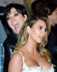 Sang anak, Kim Kardashian mungkin tidak siap difoto namun sang ibu, Kris Jenner yang sadar kamera langsung pasang muka senang. Foto ini diambil Sabtu (26/10/2013) di perayaan ultah Kim Kardashian yang ke-33, di klub malam Tao, The Venetian, Las Vegas.