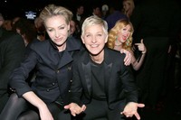 Pasangan Portia de Rossi dan Ellen DeGeneres terlihat mesra saat difoto bersama di acara Grammy Awards ke-55 di Staples Center, California. Di belakangnya muncul sosok wanita girang yang tak lain adalah penyanyi jebolan American Idol, Kelly Clarkson.