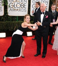 Bertempat di The Beverly Hotel Hilton, Beverly Hills, Hayden Panettiere berpose usil dengan seorang pria tua. Pose usilnya di karpet merah Golden Globe Awards ke-71 itu terlihat begitu menarik perhatian dengan gestur tubuh yang aktif.