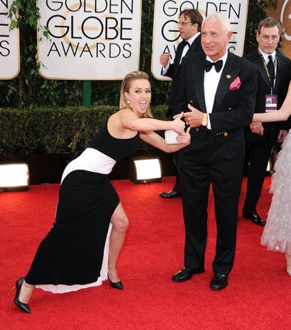 Bertempat di The Beverly Hotel Hilton, Beverly Hills, Hayden Panettiere berpose usil dengan seorang pria tua. Pose usilnya di karpet merah Golden Globe Awards ke-71 itu terlihat begitu menarik perhatian dengan gestur tubuh yang aktif.