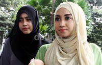 Meski datang bersamaan, namun mereka tidak dalam 1 mobil. Darin menumpang taksi sedangkan Sefti diantar Avanza warna perak. Lamhot Aritonang/detikFoto.
