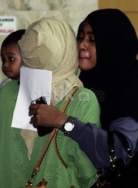 Darin dan Sefti sempat cipika-cipiki di lobi KPK. Lamhot Aritonang/detikFoto.
