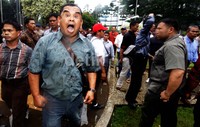 Kericuhan terjadi saat pendukung nomor urut 2 dan 3 memasuki ruang sidang.
