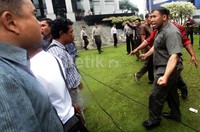 Kericuhan terjadi di luar gedung MK.