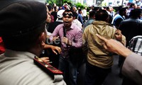 Peristiwa itu berawal ketika pendukung dari nomor urut 2 dan 3 memasuki ruang sidang. Pendukung nomor urut 3 melakukan protes karena terlalu banyak ditanya oleh pihak Pamdal. Padahal, saat pendukung nomor urut 2 masuk, petugas tidak terlalu banyak tanya.