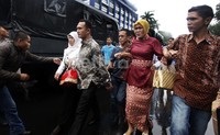 Dua orang wanita berlarian.