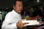 Saan Bawakan Dua Buku Untuk Anas