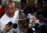 Saan Bawakan Dua Buku Untuk Anas