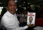 Saan Bawakan Dua Buku Untuk Anas