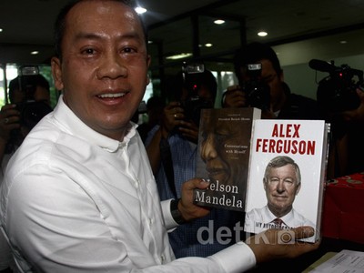 Saan Bawakan Dua Buku Untuk Anas