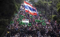     PM Yingluck telah mengumumkan untuk menggelar pemilu pada Februari mendatang. Namun para demonstran bertekad untuk menggagalkan pemilu tersebut. Mereka khawatir pemilu tersebut hanya akan mempertahankan dominasi politik keluarga Yingluck yang kaya-raya. REUTERS/Nir Elias.