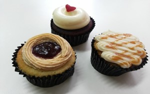 Twelve Cupcakes: Puas Ngemil Cupcake Lembut dengan Topping Krim Selai Kacang