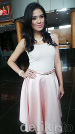 Delia Septianti Manis Tampil Feminin