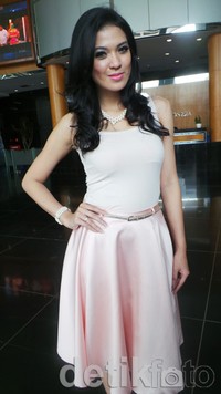 Ia pun memoles bibirnya dengan lipstik berwarna pink yang senada dengan rok yang dikenakannya.