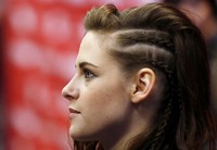 Ia tampil dengan gaya rambut yang sedikit dicornrow di bagian samping. REUTERS/Jim Urquhart.