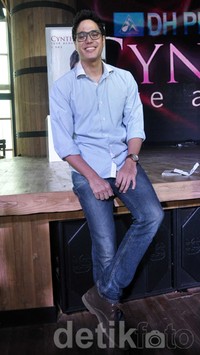 Mischa tampil mengenakan kemeja biru, celana denim dan sepatu coklat. Noel/detikHOT.