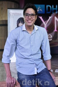 Ia melengkapi penampilannya dengan jam tangan dan kacamata. Noel/detikHOT.