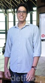 Mischa Chandrawinata Santai Berkemeja