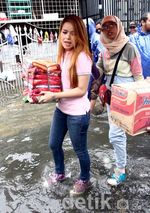 Siti Liza Beri Bantuan untuk Korban Banjir