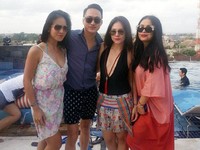     Bersama Titi DJ dan desainer Barli Asmara, Wulan menikmati sunset di Bali. (Instagram)