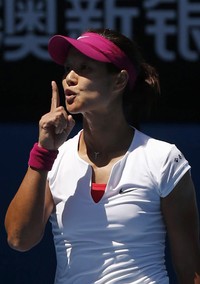 Dalam waktu sekitar 14 menit saja, Li Na (31 tahun) sudah unggul 5-0 atas lawannya yang baru 19 tahun itu di set pertama berkat tiga break. REUTERS/Bobby Yip.