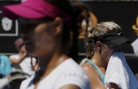 Di awal set kedua Bouchard sempat menemukan ritmenya dan memimpin 2-0 atas Li Na. Namun, Li Na yang unggul pengalaman dengan cepat bisa menyamakan jadi 2-2. REUTERS/Bobby Yip.     