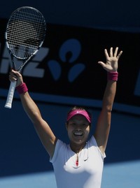 Di tiga game berikutnya terjadi adu break. Bouchard melakukannya satu kali, sedangkan Li Na dua kali mematahkan games servis lawannya itu untuk balik memimpin 4-3. Momentum itu terus dijaga Li Na sampai akhirnya menutup permainan lewat sebuah pukulan cross court. REUTERS/Jason Reed.