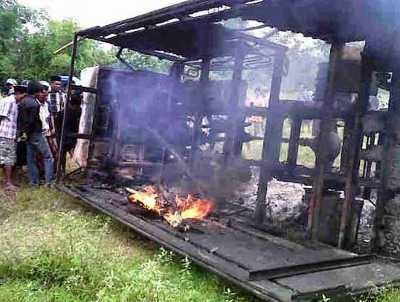 Truk Diduga Milik Komplotan Curwan Dibakar Massa