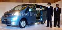 Vice President Director National Sales and Maketing NMI, Yoshiya Horigome menunjukkan mobil terbaru Nissan Evalia saat peluncuran di Grand Melia, Jakarta.