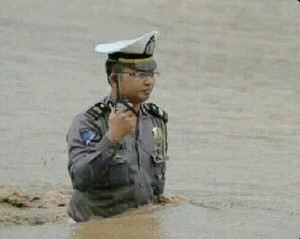 Polisi Ini Terjang Banjir Seperut, Kaget Foto Heroik-nya Beredar Luas