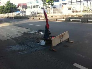 Waspada! Jalan Berlubang di Duren Tiga Ini Pernah Makan Korban
