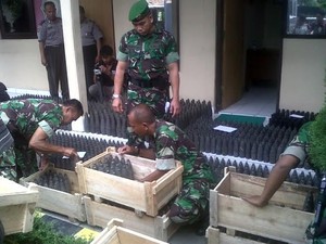 Mobil Milik Pindad Terguling, Ribuan Selongsong Mortir Berserakan di Jalan