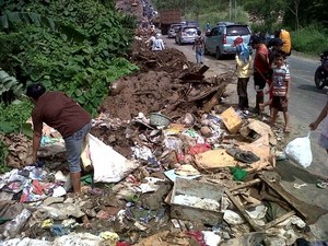 Sampah Banjir Bandang Jadi Rejeki Pemulung di Manado