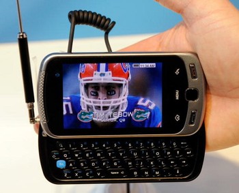 Samsung pun tak mau ketinggalan mengadopsi Android. Ini adalah Samsung Moment, salah satu ponsel Android generasi awal yang dibuat Samsung. Android akhirnya membawa Samsung berjaya.