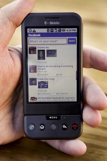 HTC G1 dicoba untuk membuka Facebook.
