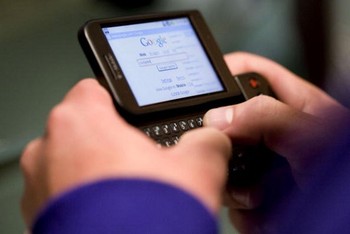 HTC G1 memadukan layar sentuh dan keyboard slide full qwerty.