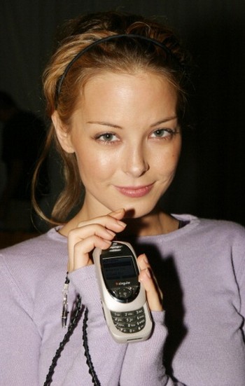Seorang model memamerkan Siemens SL 65 di ajang Mercedes-Benz Shows LA Fashion Week Spring 2004.