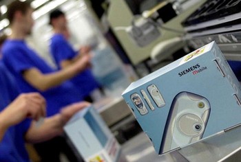 Ponsel Siemens siap dijual dalam kemasannya. Foto ini diambil tahun 2003 di pabrik Siemens di Kamp-Lintfort, Jerman