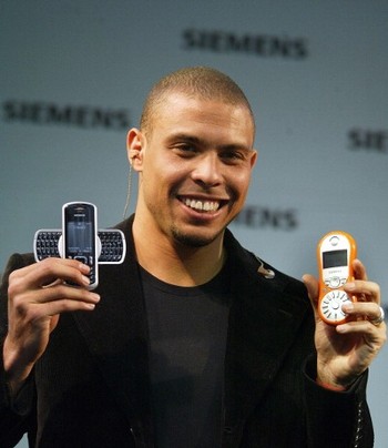 Siemens pernah menjadi sponsor raksasa sepakbola, Real Madrid. Tampak megabintang Madrid kala itu, Ronaldo, memamerkan ponsel siemens di tahun 2005.