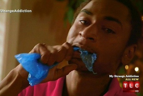 Aneh Tapi Nyata, Pria 23 Tahun Ini Kecanduan Makan Kantong Plastik