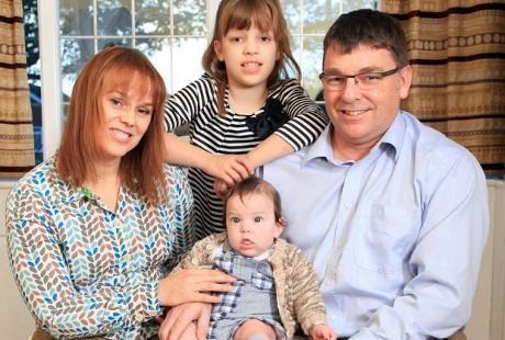 Tak Selalu Beda Menit, Kembar Bersaudara Ini Beda Usia 8 Tahun