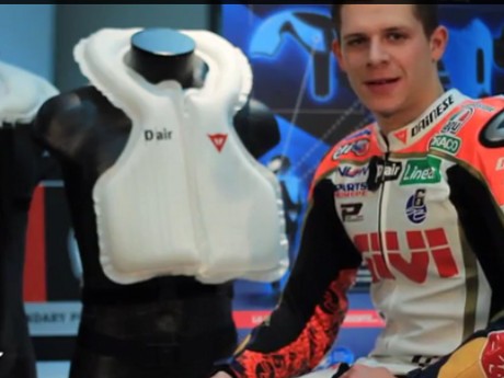 Pebalap MotoGP Ini Jadi Bintang Iklan Jaket Airbag