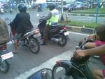 Motor Polisi Lewat Garis di Lampu Merah