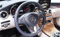 C-Class merupakan satu-satunya mobil di segmennya yang memiliki fitur dari autopilot. Meski cuma sebagian. Jadi tidak sepenuhnya mobil bisa diambil alih kemudinya oleh komputer. (dok. Mercedes-Benz)