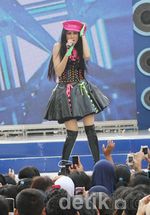 Gaya Harajuku Mulan Jameela di Atas Panggung
