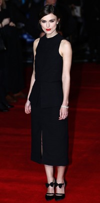 Aktris berusia 28 tahun itu tampil elegan mengenakan dress hitam dari Proenza Schouler. REUTERS/Andrew Winning.